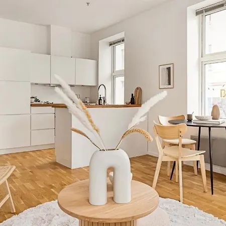 דירה Centrally Located - Beautiful & Bright *
