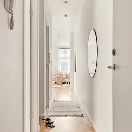 Apartment Centrally Located - Beautiful & Bright