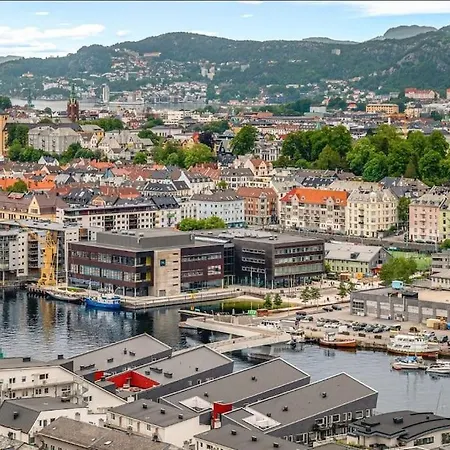 Centrally Located - Beautiful & Bright Lägenhet