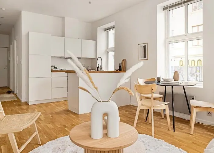 아파트 Centrally Located - Beautiful & Bright *