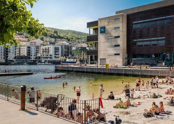 아파트 Centrally Located - Beautiful & Bright *