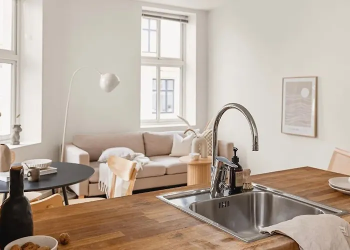 아파트 Centrally Located - Beautiful & Bright