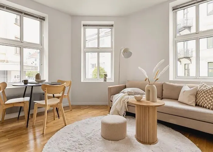 아파트 Centrally Located - Beautiful & Bright *